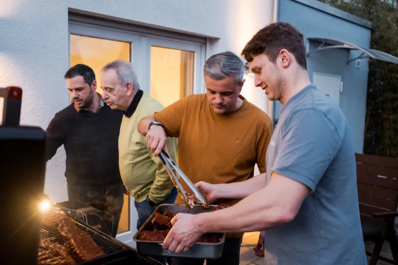 Die Gruppe am Grill