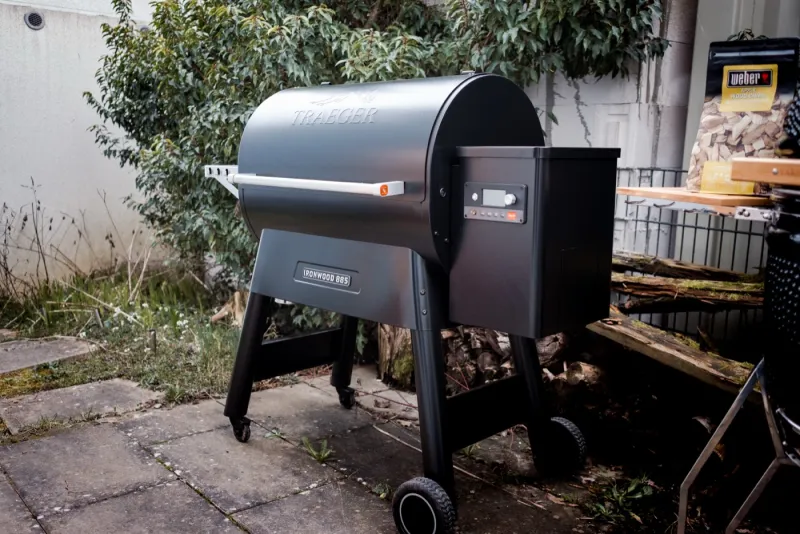 Der Traeger Pelletsmoker im Garten